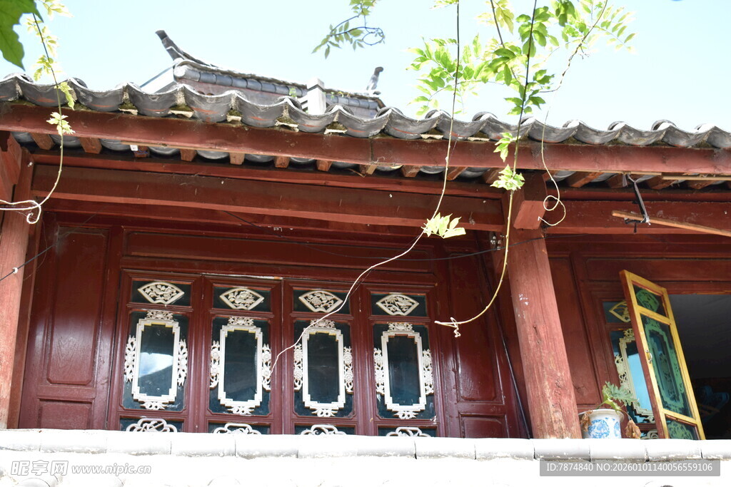 中式古建筑木质精美屋檐