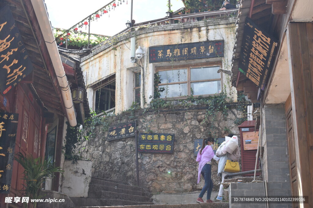 古巷石阶旁的行人景致