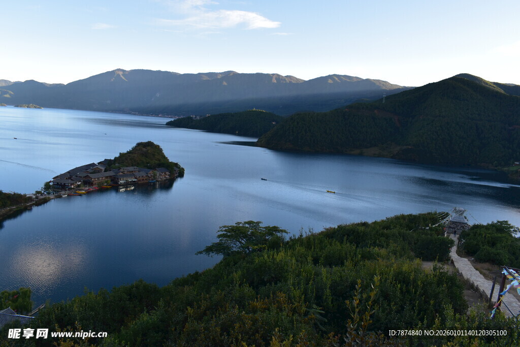 湖光山色中的静谧岛屿