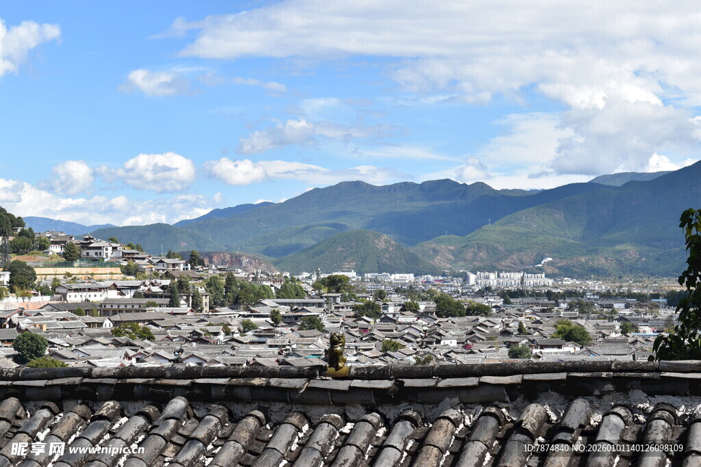 俯瞰古城与远山美景