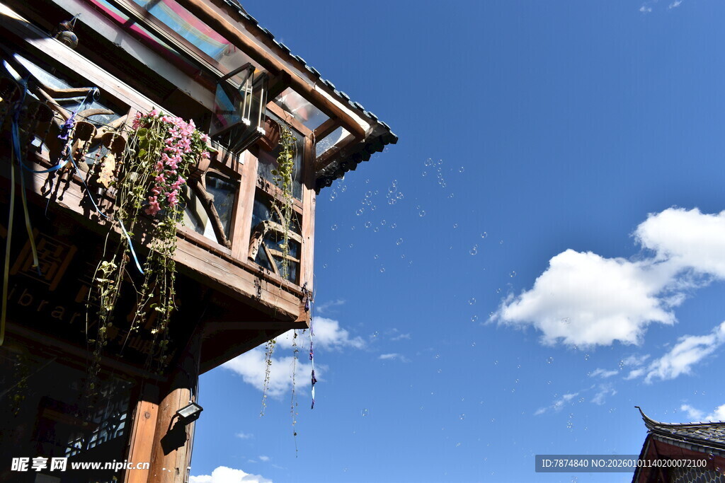 木质阳台与蓝天白云