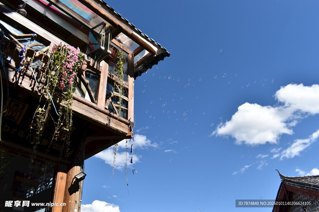 古建楼阁与蓝天白云