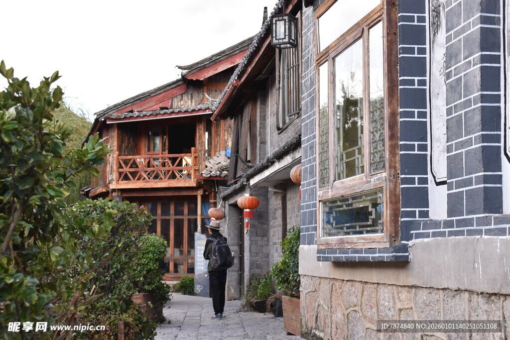 古巷人家 行人悠然漫步