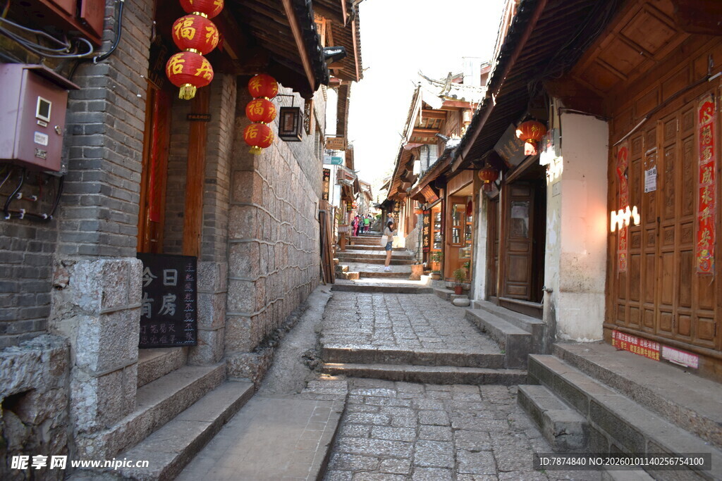 古巷灯笼映青砖黛瓦