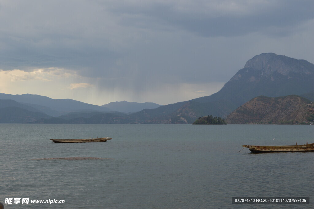 湖面上的小船与远山