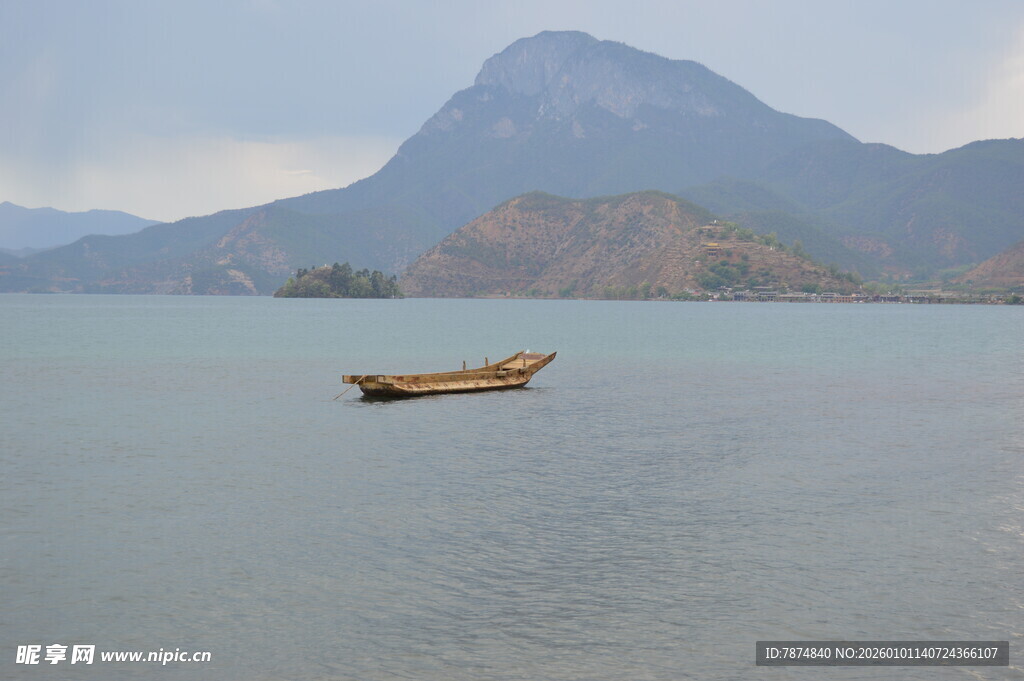孤舟泛于山水间