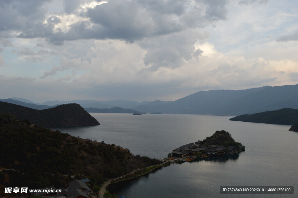 宁静山水间的湖光山色