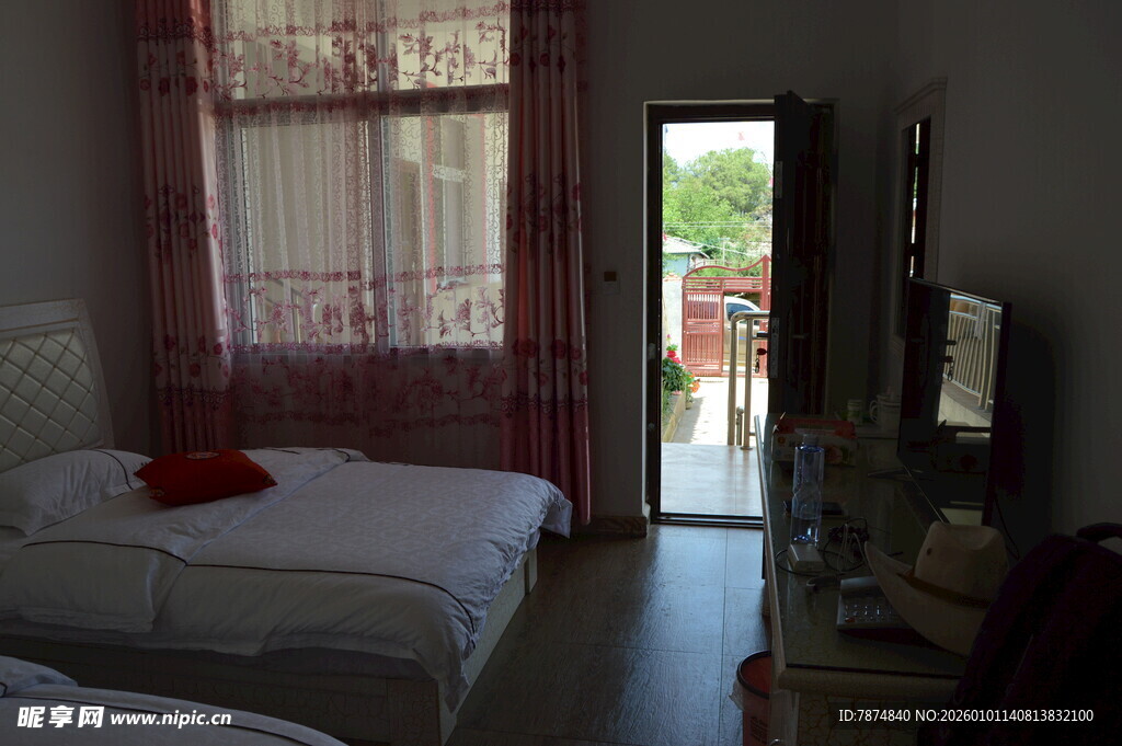 温馨卧室 窗外景色宜人