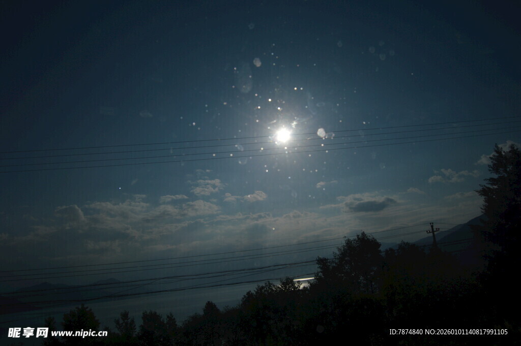 夜空明月与朦胧云彩