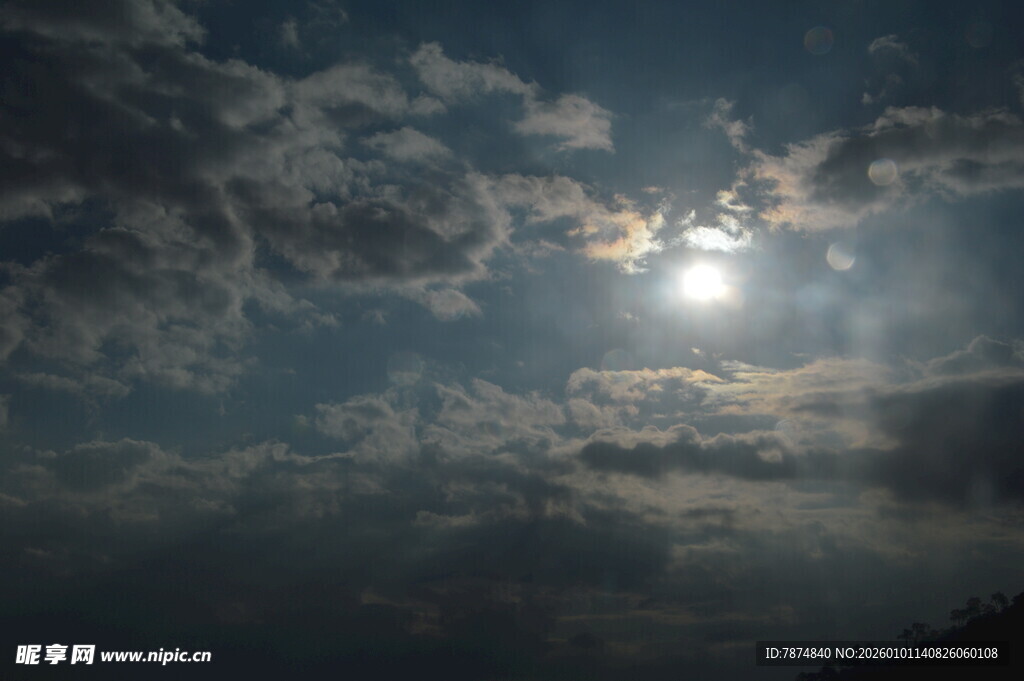 夕阳穿透云层的美丽景象