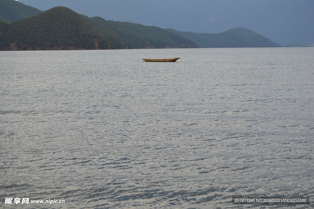 孤舟泛于宁静山水间