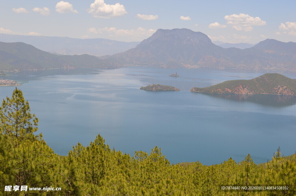 美丽湖畔青山环绕风景