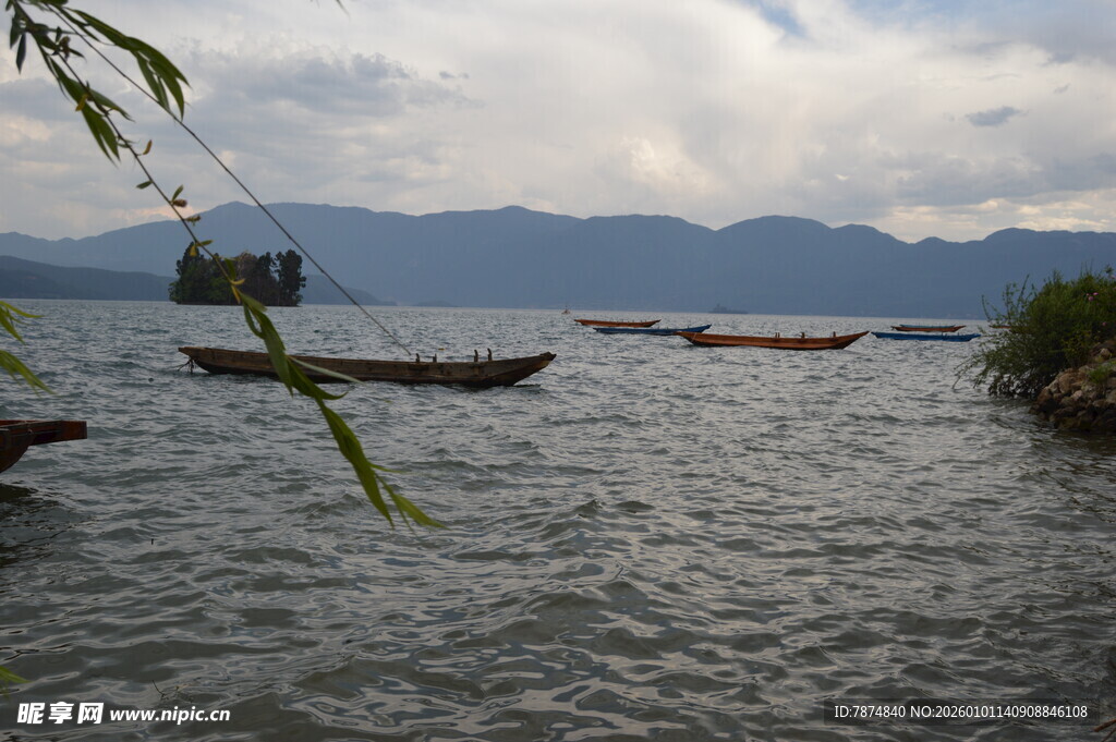 湖畔小船静泊于山水间