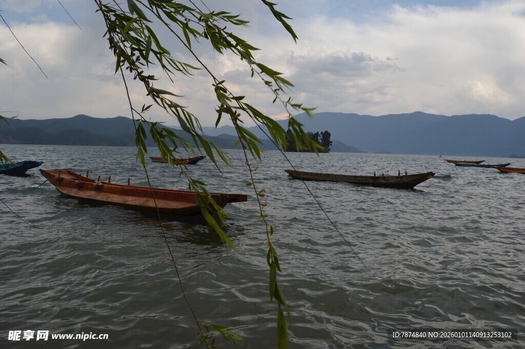 湖畔小船伴垂柳