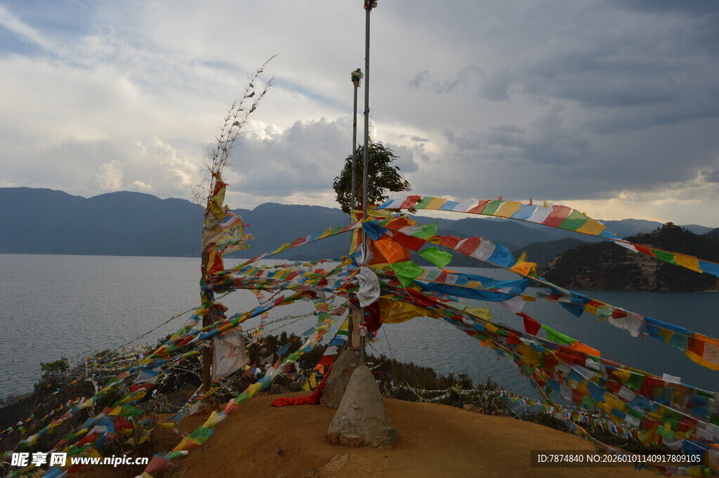 湖畔经幡 尽显藏地风情