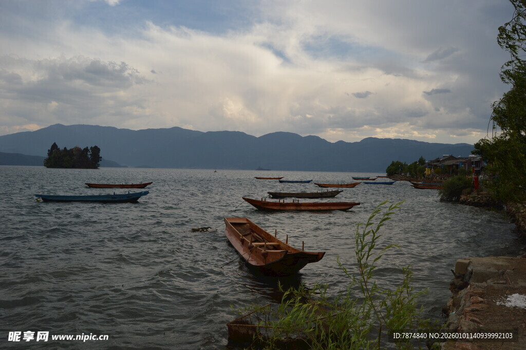 湖畔小船静泊于山水间