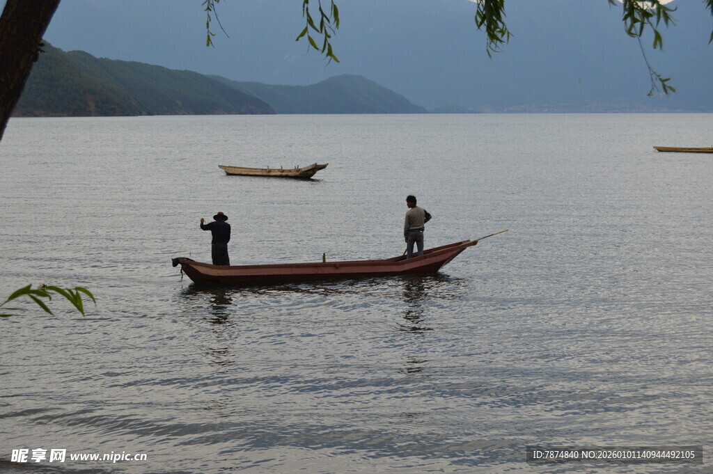 湖上双人泛舟景