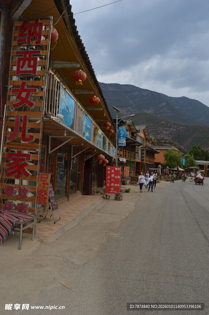 藏区街道的多彩店铺景观