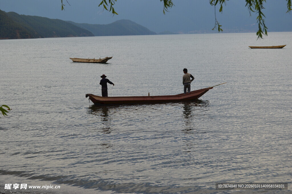 湖上扁舟双人悠然垂钓