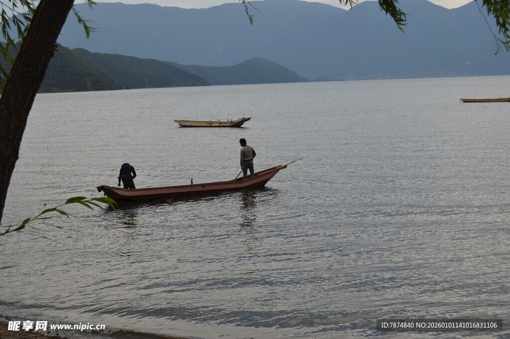 湖上轻舟 悠然二人行