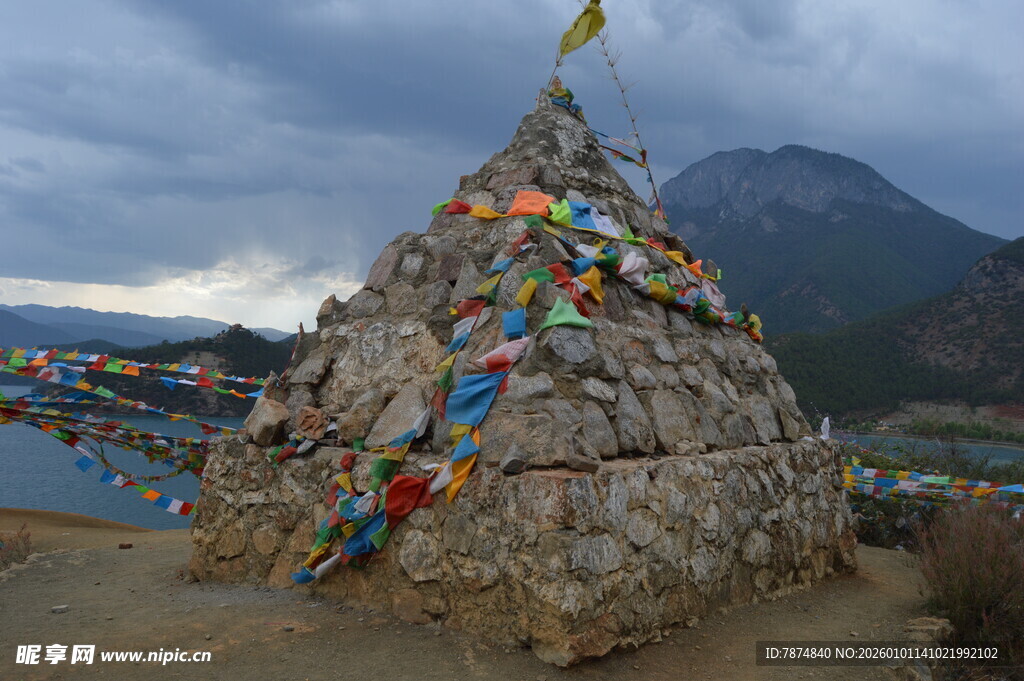 藏区玛尼堆 经幡飘扬祈福