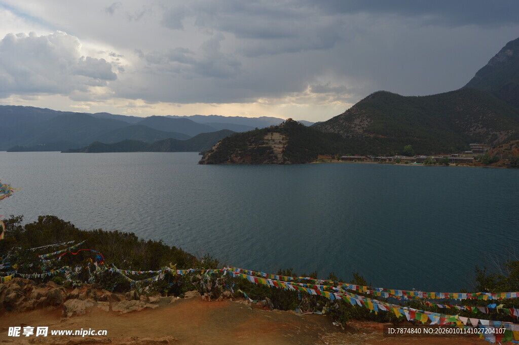 湖畔山峦与经幡的美景