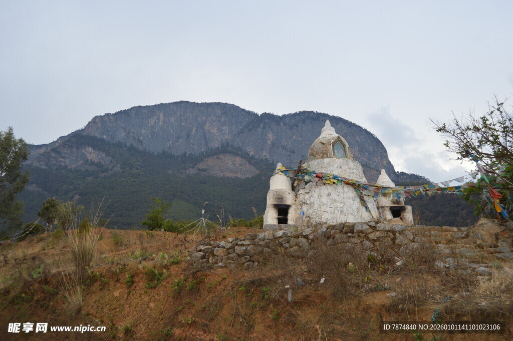 山间遗落的古老白色建筑