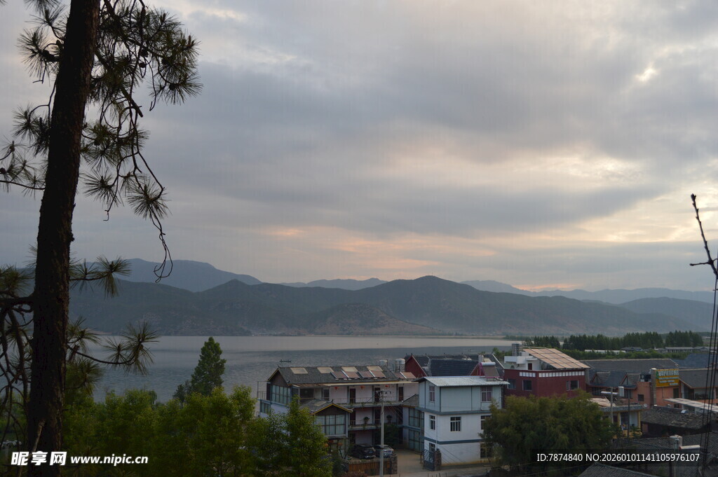 湖畔城镇风光 云绕远山