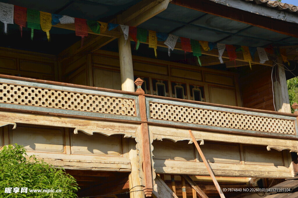 传统木质吊脚楼外观