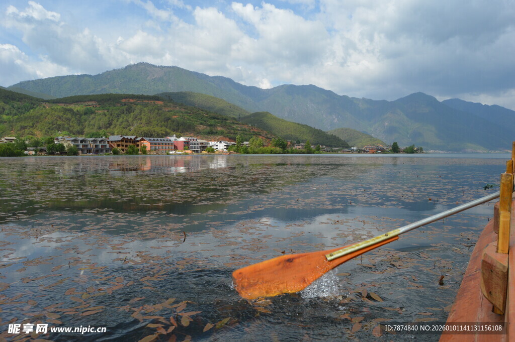 泛舟湖上赏山水美景