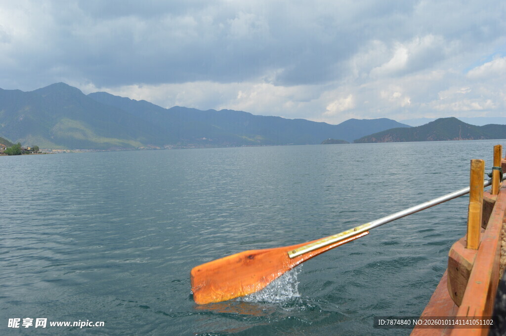 湖畔泛舟 桨动碧波