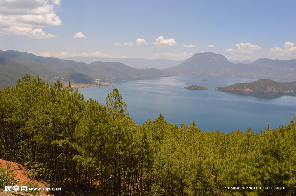 山林环绕的静谧蓝色湖泊