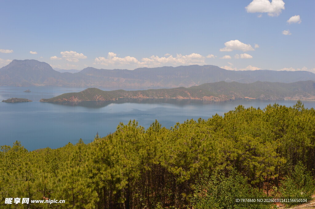 青山环抱的蓝色湖泊美景