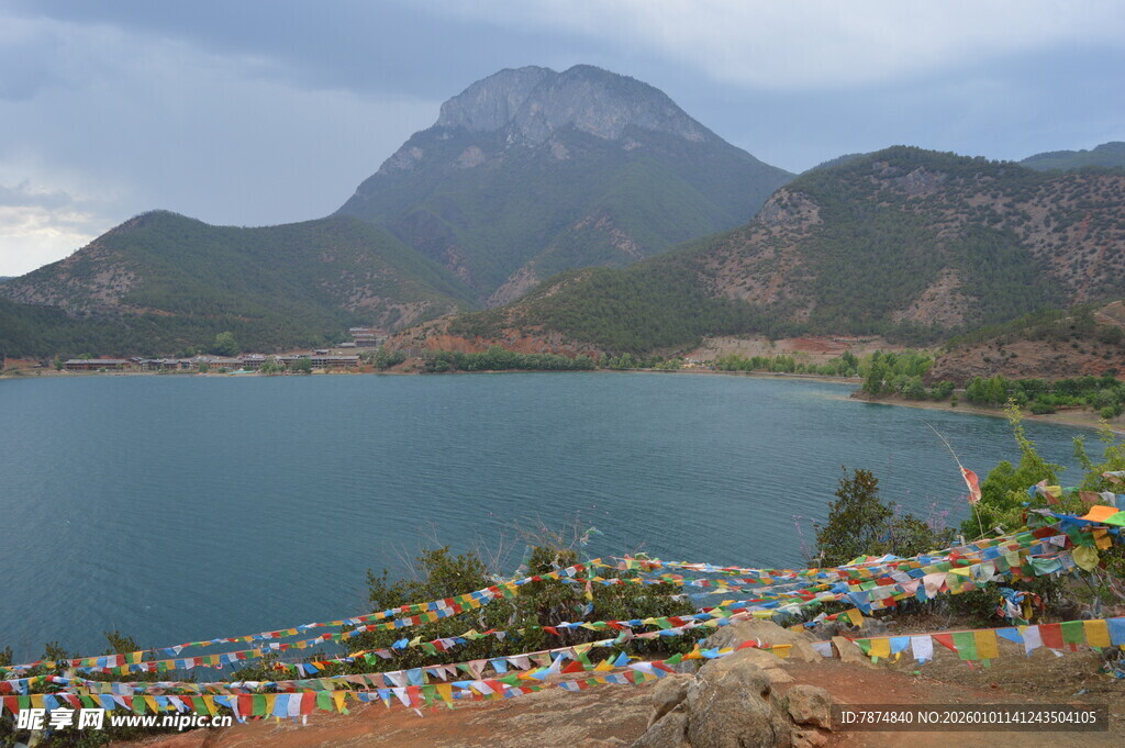 湖畔美景 远山经幡相映成趣