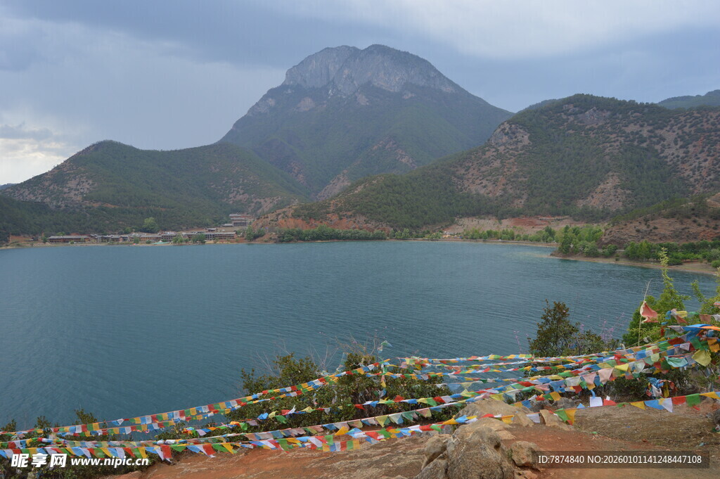 湖畔山色美景 经幡飘扬