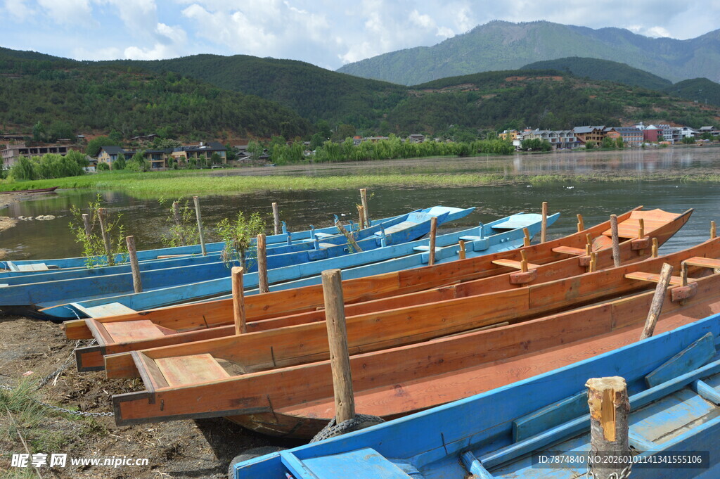 岸边多彩船只静泊于湖畔