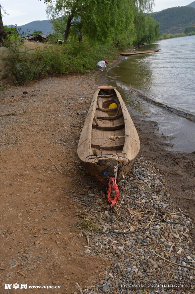 岸边停泊的古朴小木船