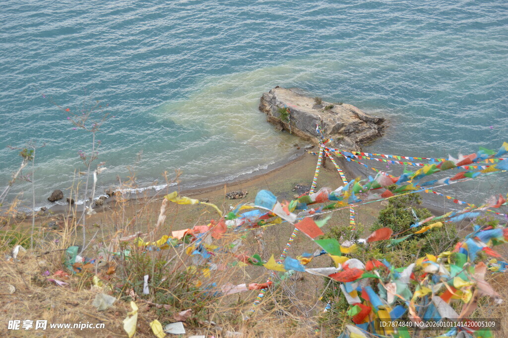 湖畔五彩经幡装点美景