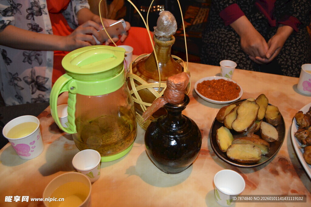 家庭聚餐桌上的多样饮品