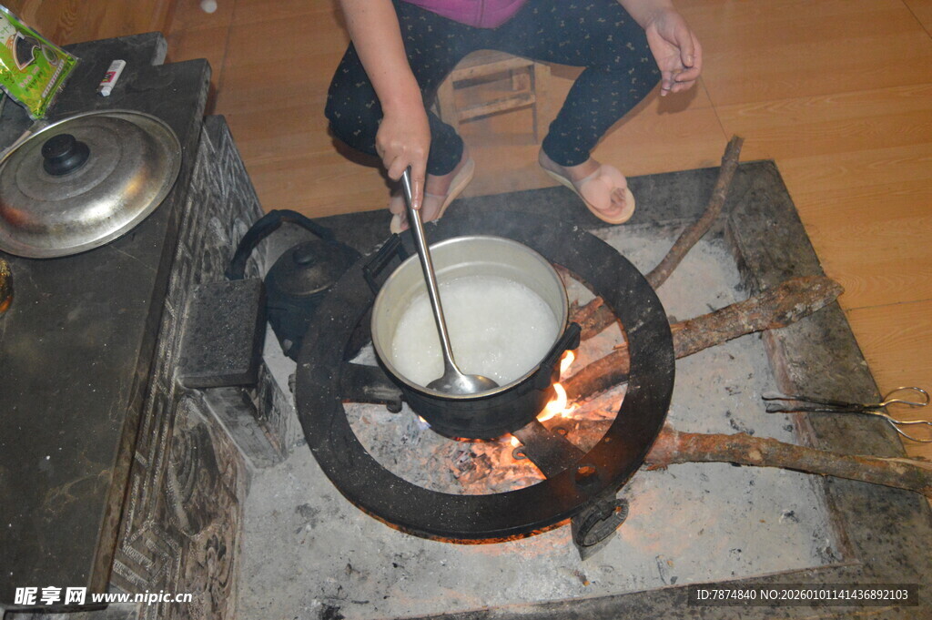 传统炉灶手工烹饪场景