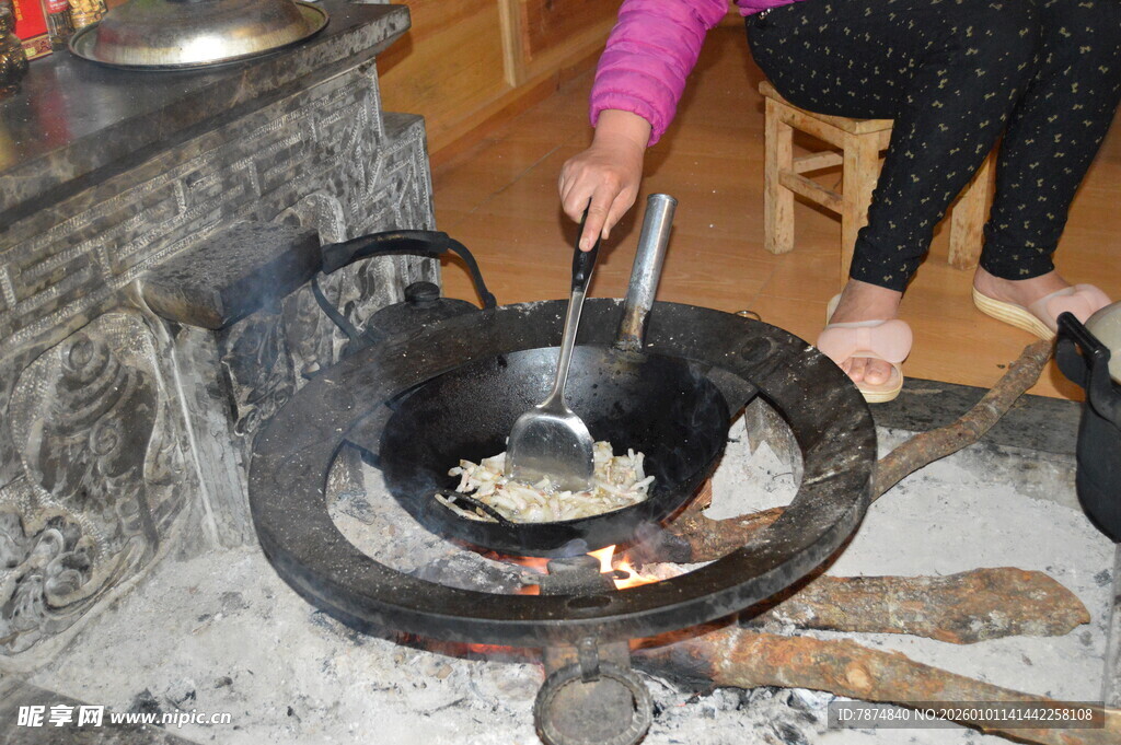 传统炉灶烹饪场景