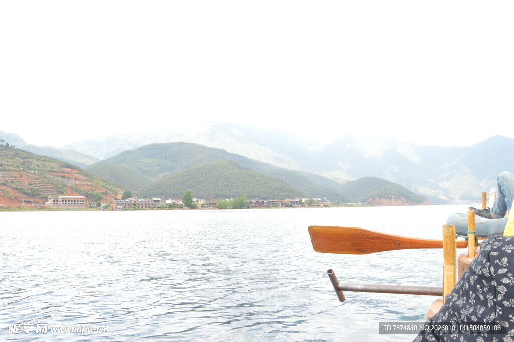 湖畔木舟伴远山美景