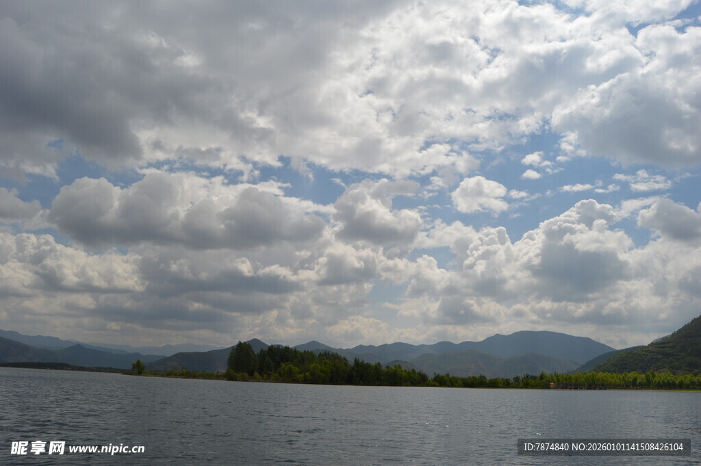 湖畔云景 远山近水