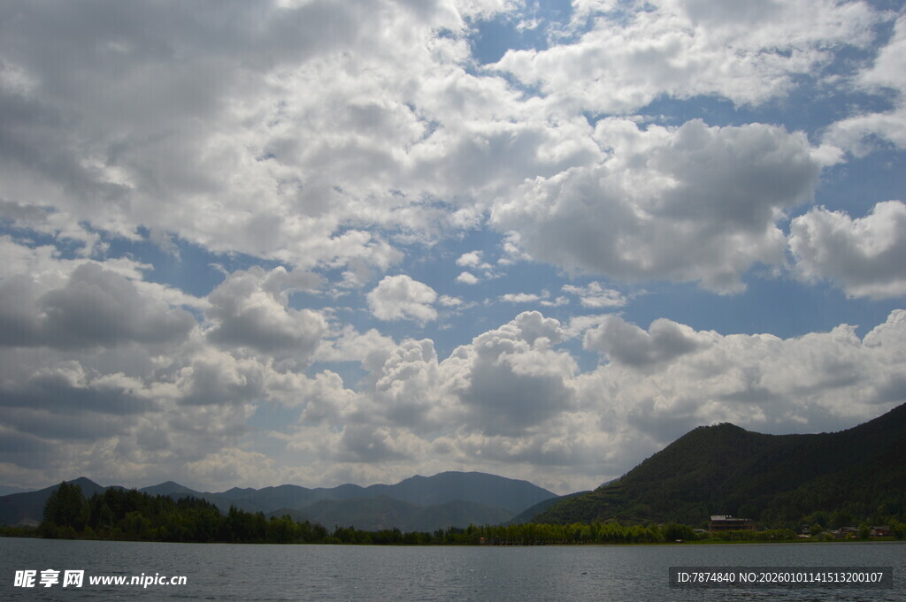 湖畔云山 云卷云舒美景