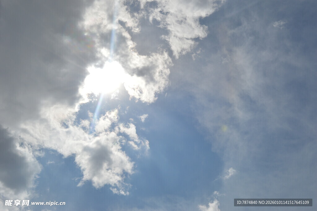蓝天白云下的耀眼阳光