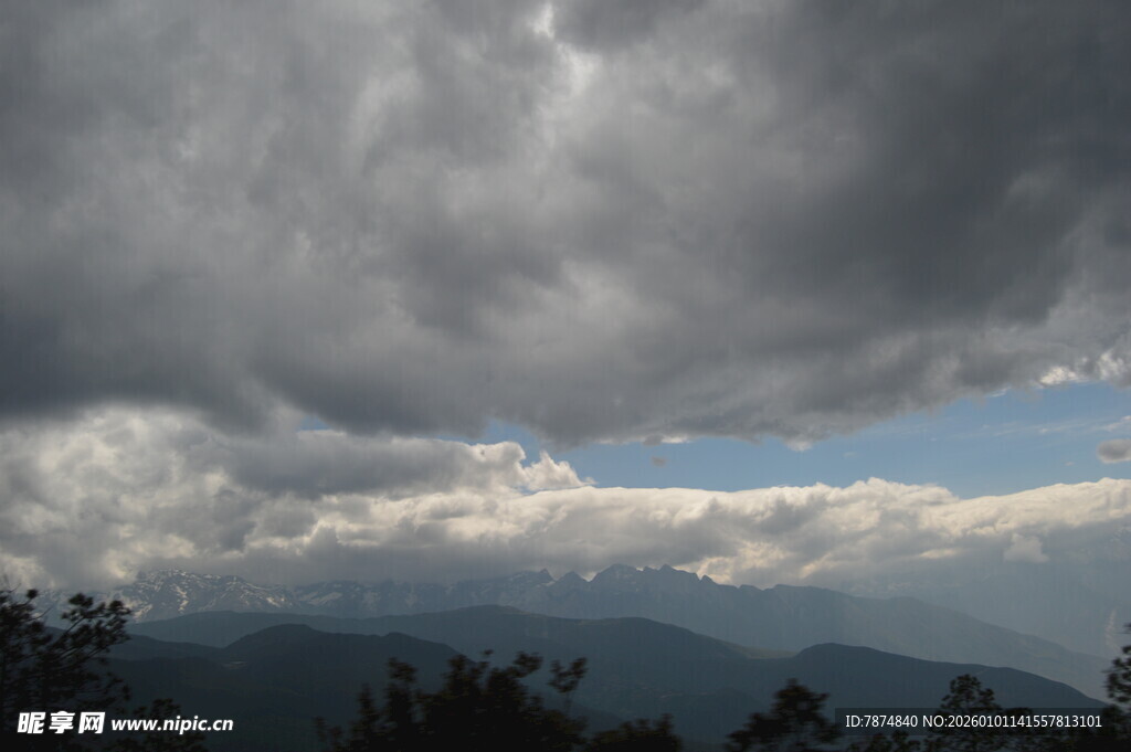 乌云笼罩下的山峦景色