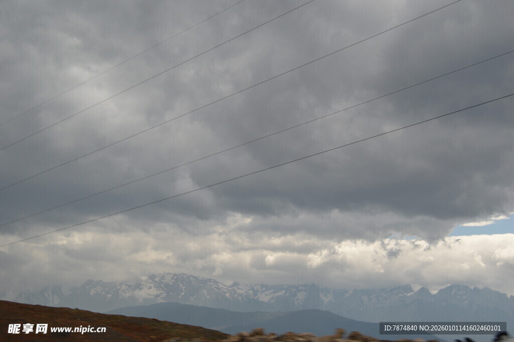 乌云密布的壮阔天空景象