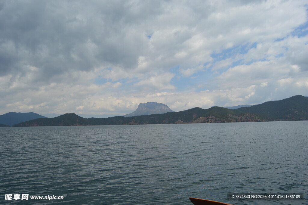 湖光山色间的辽阔水域