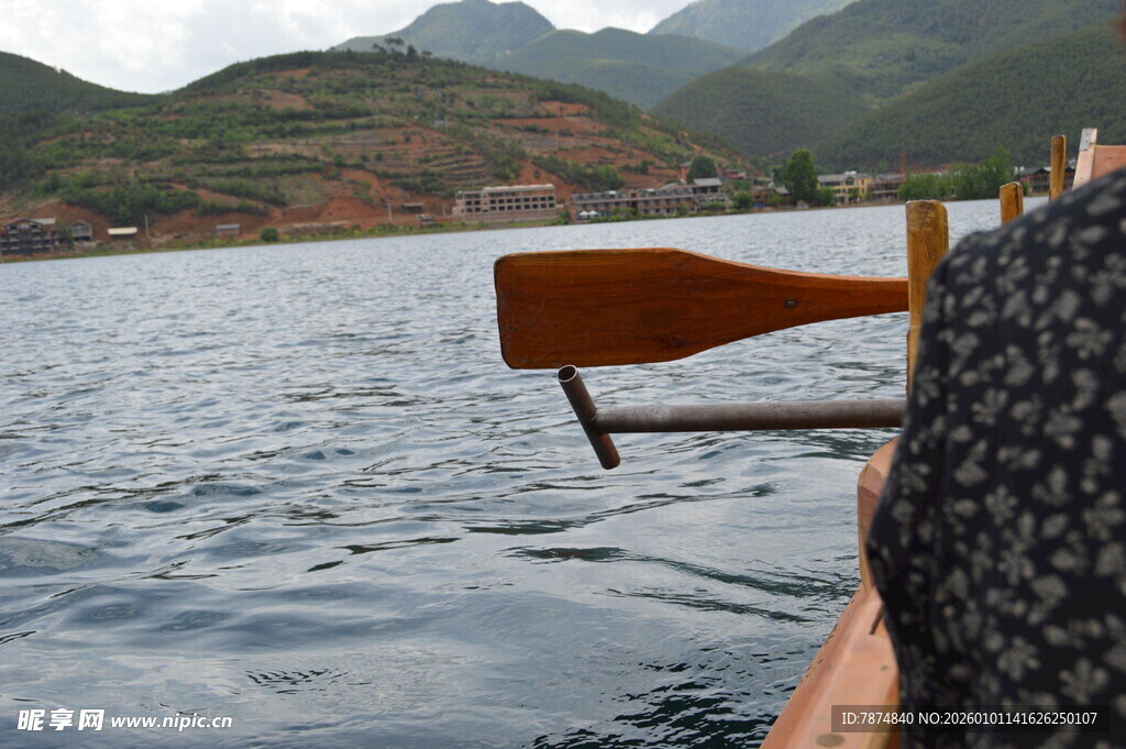 泛舟湖上赏山水风光