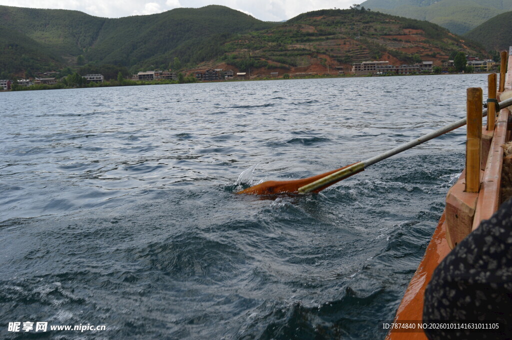 船边水中的橙色漂浮物